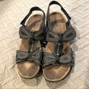 Clarks size 8 1/2 black sandals